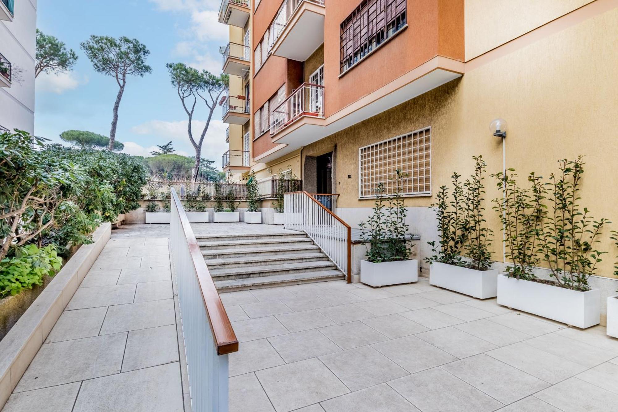 Retro Design Flat Near Vaticano Apartment